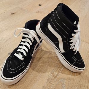 Unisex Vans Sk8-Hi *CLASSIC* Black & White